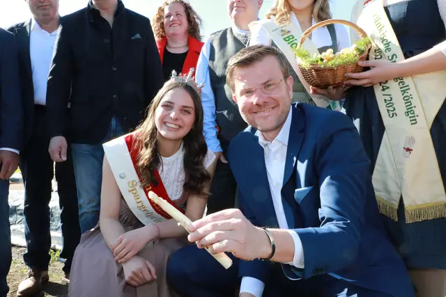 Oberbürgermeister Marcus König und die Knoblauchsländer Spargelprinzessin Vanessa Brunner beim ersten Spargelstich.  | Foto: Jürgen Friedrich