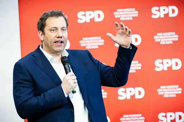 SPD-Chef Klingbeil warnt vor einem Scheitern des Koalitionsvertrags. | Foto: Moritz Frankenberg/dpa