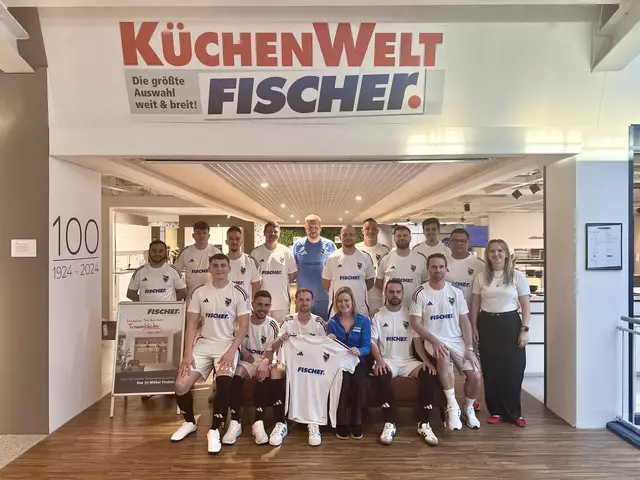 Franziska Fischer (vorne Mitte), Geschäftsleitung von Möbel Fischer, übergab der Herren-Fußballmannschaft des ASV Herzogenaurach die neuen Auswärtstrikots. | Foto: Möbel Fischer