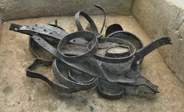 Die Fachleute gehen davon aus, dass Metallteile wie Radreifen bewusst in Depots gesammelt wurden. | Foto: -/FA. AST - Archäologischer Service Tschuch/dpa