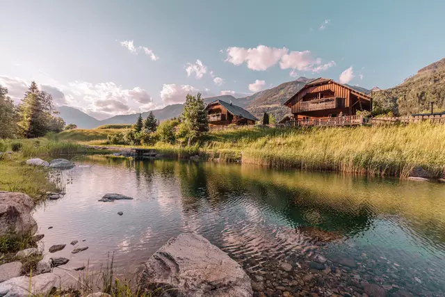 Naturchaletdorf Landgut Moserhof: Landleben zwischen Wald und Bergwasser. | Foto: Landgut Moserhof