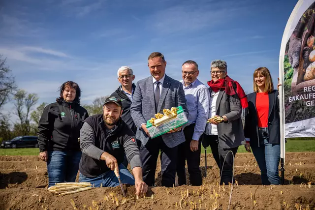 Im Bild (v.l.n.r.): Kreisbäuerin Bettina Hechtel, Spargelbauer Georg Peter, BBV-Kreisobmann Peter Köninger, Landrat Bernd Obst, Bezirksrat Michael Maderer, Bürgermeisterin Birgit Huber und Joanna Bacik von der Regional- und Wirtschaftsförderung des Landkreises. | Foto: Landratsamt Fürth