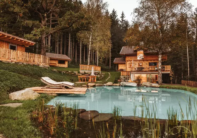 Naturchaletdorf Landgut Moserhof: Landleben zwischen Wald und Bergwasser. | Foto: Landgut Moserhof