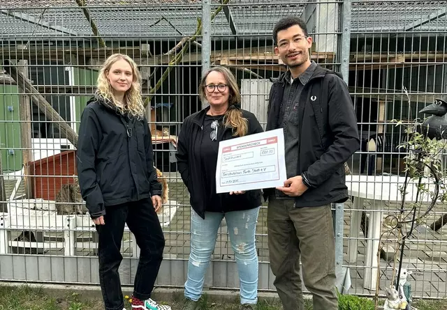 Kayleigh Yankers, Cineplex Fürth, Michaela Pfaff, Tierheimleitung, und Jan Hemmerich, Cineplex Fürth (v.l.n.r.) | Foto: Cineplex Fürth