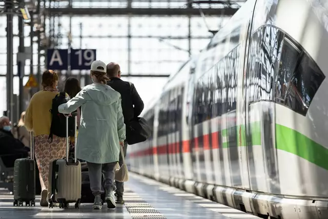 Über Ostern ist es stets voll auf den Bahnhöfen und in den Fernzügen der Deutschen Bahn. | Foto: Hannes Albert/dpa (Archivbild)