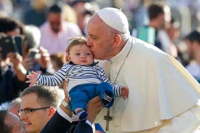 Franziskus galt als sehr volksnaher Papst. | Foto: Andrew Medichini/AP/dpa