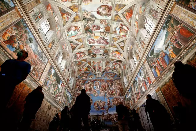 Der Nachfolger von Franziskus wird in der Sixtinische Kapelle gewählt. | Foto: Alessandra Tarantino/AP/dpa