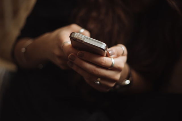 Foto: https://unsplash.com/de/fotos/person-die-ein-smartphone-benutzt-BjhUu6BpUZA