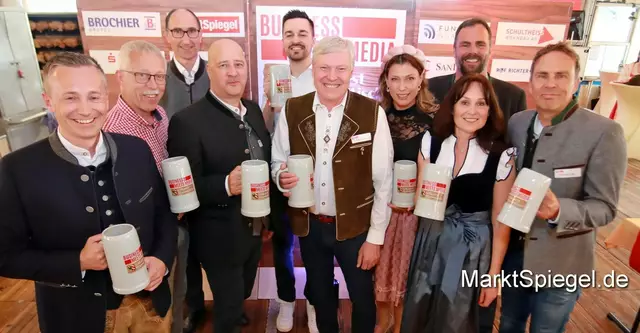 Auf geht's zum 5. „Business meets Media“-Stammtisch aus der Metropolregion mit den Sponsoren (von links): Matthias Wittmann (stellv. Vorstandsvorsitzender Sparkasse Nürnberg), Martin Heyn (Vorstandsvorsitzender SCHULTHEISS Wohnbau AG), Dominik Beierlorzer (Geschäftsführer Richter + Frenzel Nürnberg GmbH), Thomas Fischer (Niederlassungsleiter BMW Nürnberg),  Michael Moosdorf (Leiter Unternehmenskommunikation SanData IT-Gruppe), Harald Greiner (Geschäftsführer MarktSpiegel), Jennifer Jung (Moderation 98,6 Charivari), Sabine Michel (Geschäftsführerin smic!), Christian Waitz (Geschäftsführer Brochier Gruppe) und Alexander Koller (Geschäftsführer Funkhaus Nürnberg). | Foto: Jürgen Friedrich