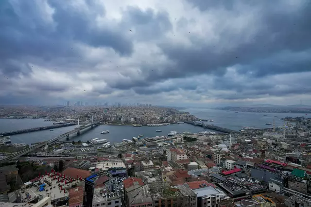 Nach einem starken Erdbeben erschüttern zahlreiche Nachbeben die türkische Millionenmetropole. (Archivbild) | Foto: Emrah Gurel/AP/dpa