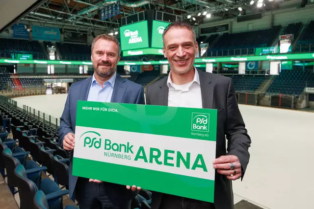 Helmut Hollweck, Vorstandsvorsitzender der PSD Bank Nürnberg (rechts), und Jürgen Fottner, Geschäftsführer der ARENA Nürnberg Betriebs GmbH (links), bei der Pressekonferenz zur Bekanntgabe der Namenspartnerschaft. Ab dem 1. Juli 2025 trägt die Arena den neuen Namen PSD Bank Nürnberg ARENA. | Foto: © Thomas Langer