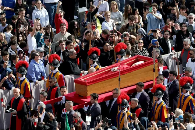 Der tote Papst Franziskus wird im offenen Sarg in den Petersdom gebracht. | Foto: Christoph Reichwein/dpa
