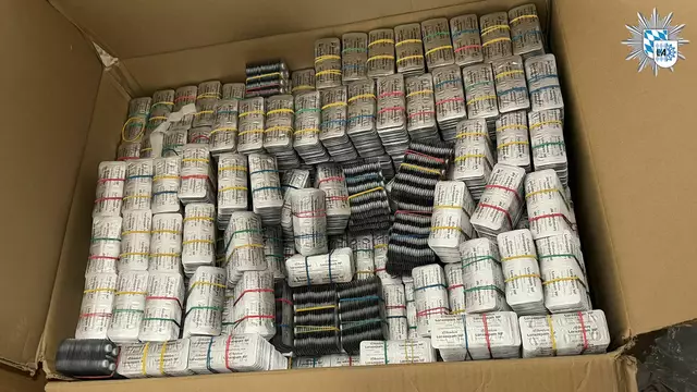 Die Ermittler schätzen den Verkaufswert der sichergestellten Drogen auf einen Millionenbetrag. | Foto: Bayerisches Landeskriminalamt/dpa