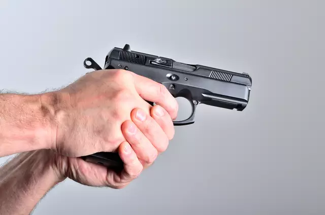 Bei dem Überfall soll auch eine Schusswaffe verwendet worden sein. | Foto: Adobe Stock / cobracz (Symbolbild)