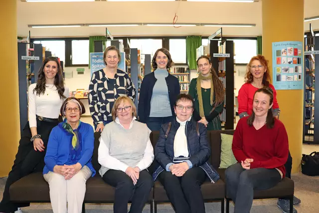 Die ehrenamtlichen Vorleserinnen mit dem Stadtbüchereiteam (vorne, v.l.): Ingeborg Zeilinger, Ursula Hilmer, Brigitte Beetz, Judith Hirschmann; hinten, v.l.: Tanja Löslein, Stadtbüchereileiterin Edith Backer, ihre Mitarbeiterinnen Daniela Roscher und Cláudia Hendrych, Raisa Stein; nicht im Bild: Renate Schuller. | Foto: © Stadt Oberasbach