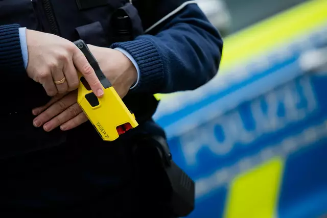 Als der Mann nicht auf die Anordnungen der Beamten reagiert, kommt ein Taser zum Einsatz. (Symbolbild) | Foto: Rolf Vennenbernd/dpa