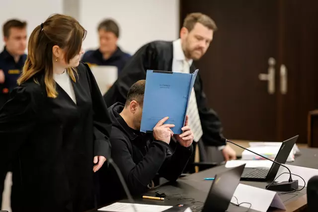 Der Angeklagte räumte am ersten Prozesstag den Angriff auf seine Frau ein. | Foto: Daniel Karmann/dpa