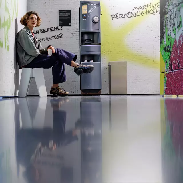 Man kennt es von Computersystemen und Druckern. Das KI-gesteuerte Kunstwerk „Coffee Machine“ des Niederländers Jan Zuiderveld weigert sich, auf Knopfdruck zu reagieren. Grund: Mangelnder Respekt.  | Foto: Deutsches Museum Nürnberg / Daniel Karmann