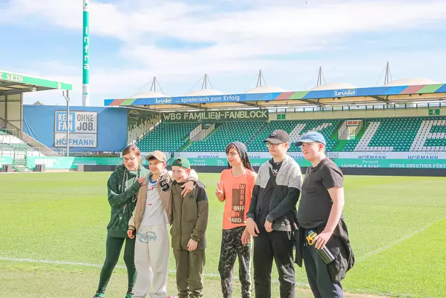Im Rahmen der Stadionführung bei der Spielvereinigung Greuther Fürth durften die Kinder den Fußballrasen aus nächster Nähe erleben und echte Stadionluft schnuppern. Foto: FANYA TU e. V. | Foto: FANYA TU e. V.