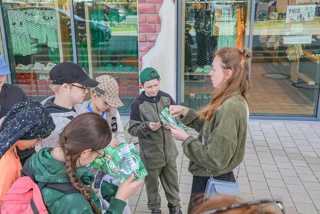 Voller Euphorie erkundeten die Jugendlichen das Stadion der Spielvereinigung Greuther Fürth. Zum Abschluss der Führung verteilte Lea Kestel, verantwortlich für Medien &amp; Kommunikation im Bereich gesellschaftliches Engagement der SpVgg, noch einige Autogrammkarten an die Kinder. Foto: FANYA TU e. V. | Foto: FANYA TU e. V.