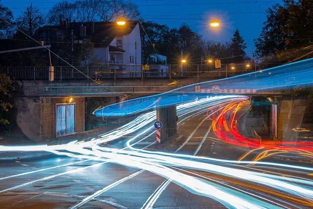 Die Langzeitbelichtung von Andreas Groh fängt den Verkehrsfluss am Mögeldorfer Plärrer ein (Blick Richtung Tiergarten). | Foto: Andreas Groh