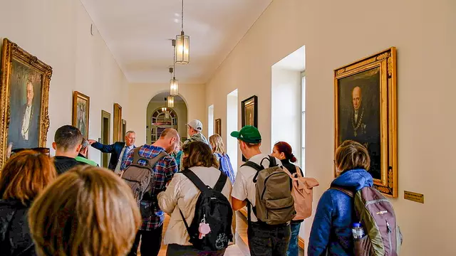 Die Jugendlichen waren in den Räumlichkeiten des Rathauses von den Geschichten sehr beeindruckt und stellten Oberbürgermeister Dr. Thomas Jung viele spannende Fragen.  | Foto: FANYA TU e. V.