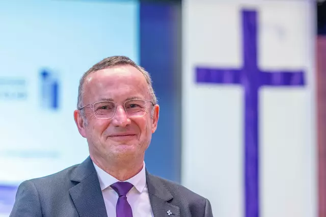 Landesbischof Kopp beantwortet die Frage, ob die Kirche politisch ist.  | Foto: Armin Weigel/dpa