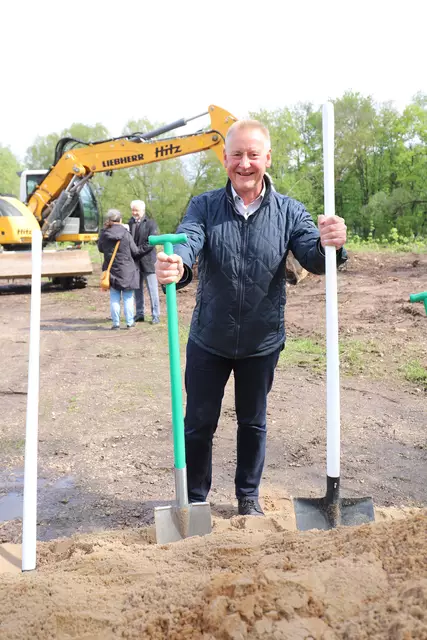 Baumaßnahmen sind für die Stadtentwicklung ein wichtiger Indikator. OB Thomas Jung, hier beim Spatenstich für das Heinrich-Schliemann-Gymnasium, hat neben der wirtschaftlichen Entwicklung auch die Zukunftsoptionen der kommenden Generationen fest im Blick. | Foto: Ebersberger / Stadt Fürth