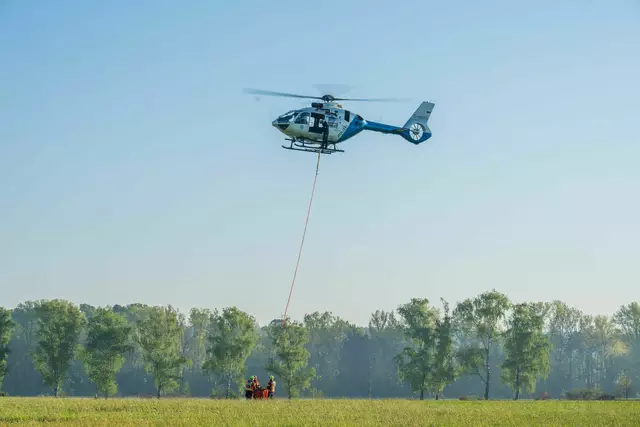 Auch am Freitag beschäftigt der Brand die Feuerwehr. | Foto: Ferdinand Merzbach/NEWS5/dpa