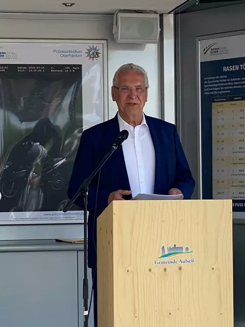 Bayerns Innenminister Joachim Herrmann appelliert erneut an die Vernunft der Motorrad- und Autofahrer. Ziel ist es Fahrverbote zu vermeiden und Anwohner, Erholungssuchende und Gäste vor übermäßigem Lärm zu schützen.  | Foto: Nicole Fuchsbauer