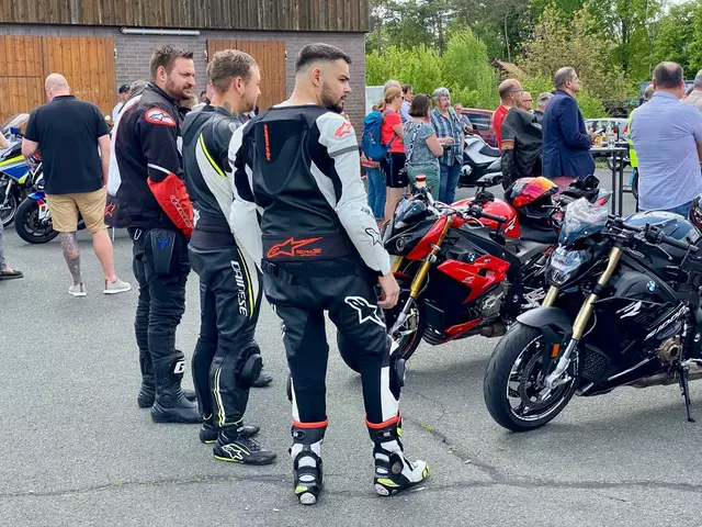 Zahlreiche Motorradfahrer verfolgten die Pressekonferenz auf dem Parkplatz von Kati Bräu in Heckenhof.  | Foto: Nicole Fuchsbauer