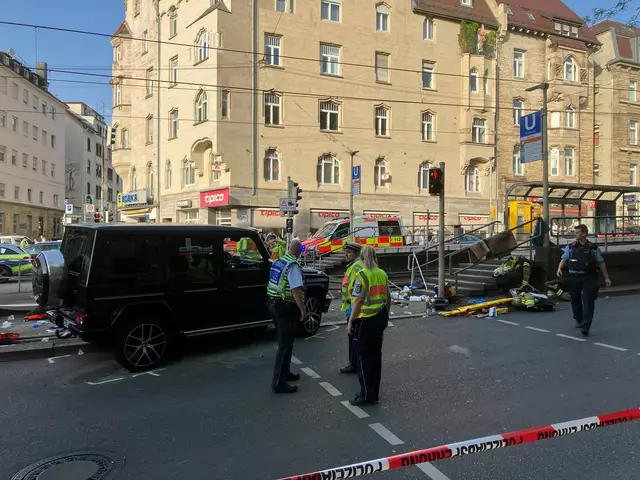 Am frühen Abend fährt ein Fahrzeug in eine Menschengruppe an einer Bahnhaltestelle. | Foto: Marco Krefting/dpa
