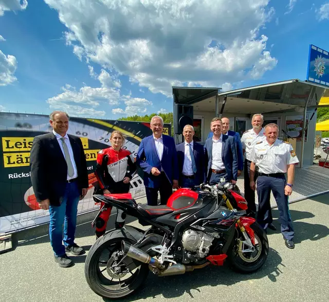 Der ADAC-Nordbayern mit den Vorstandmitgliedern Peter Hübner (l.) und Wolfgang Lieberth (4.v.l.), Bayerns Innenminister Joachim Herrmann (2.v.l.) und die Polizei Oberfranken mit Polizeipräsident Armin Schmelzer (r.) stellten Maßnahmen gegen Verkehrslärm und zum Schutz der Anwohner vor.  | Foto: Nicole Fuchsbauer