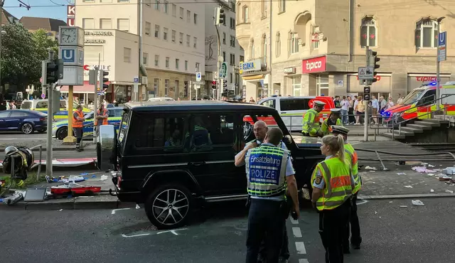 In Stuttgart ist ein Fahrzeug in eine Menschengruppe gefahren. | Foto: Marco Krefting/dpa