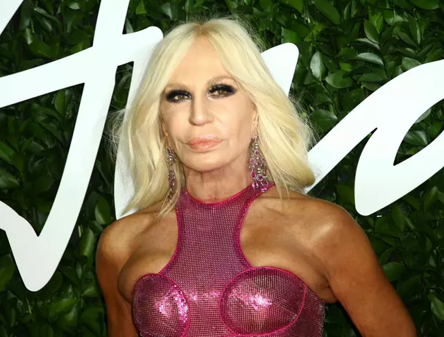 Schrill und bunt - lange Zeit Donatella Versaces Stil.
| Foto: Joel C Ryan/Invision/AP/dpa (Archivbild)