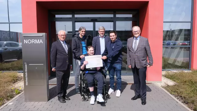 Wolfgang Frisch (2. v. l.), Projektkoordinator, Marco Noack (3. v. l.), Projektgründer, Rolf Bidner (3. v. r.), Geschäftsführer, und David Löbel (2. v. r.), Projektinitiator, nahmen die Spende für die Dambacher Werkstätten entgegen. Stiftungsvorstand Dr. Wilhelm Polster (l.) und Stiftungsrat Klaus Teichmann (r.) überreichten die Zuwendung. | Foto: © NORMA
