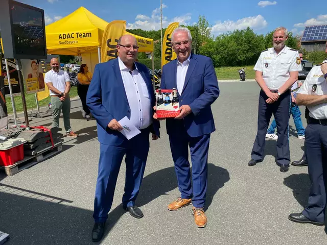 Fast schon Tradition: Beim Termin in Heckenhof gibt es Bierspezialitäten aus Aufseß von Bürgermeister Alexander Schrüfer (l.) für Bayerns Innenminister Joachim Herrmann.  | Foto: Nicole Fuchsbauer
