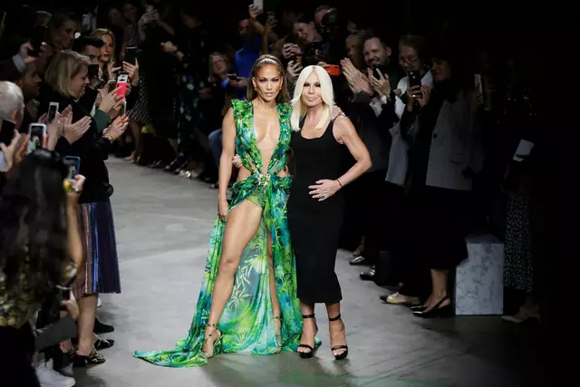 Jennifer Lopez' Auftritt im grünen Versace-Kleid ist bis heute legendär.
| Foto: Luca Bruno/AP/dpa (Archivbild)