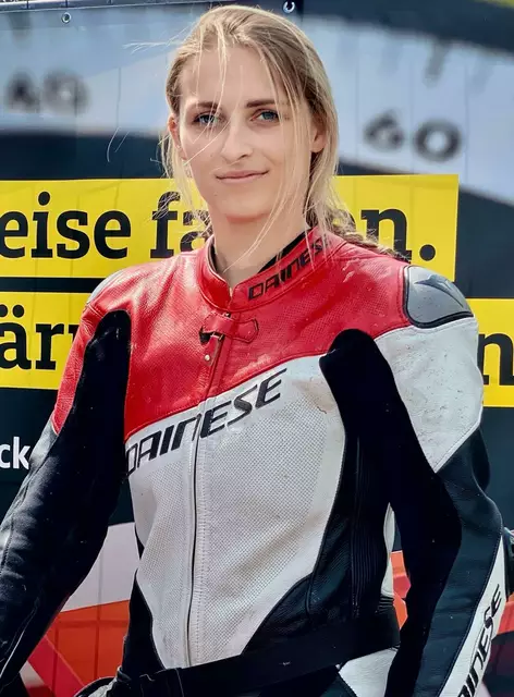 Kampagne der Vernunft bei Kati Bräu bei Aufseß: Elisabeth Brunner (Zoll) unterstützte die Polizei-Kollegen bei der Verkehrsinitiative für weniger Lärm.  | Foto: Nicole Fuchsbauer