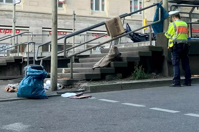 Mitten im Feierabendverkehr fährt in der Stuttgarter Innenstadt ein Auto in eine Menschengruppe an einer U-Bahn-Haltestelle. Nach einer Amokfahrt sieht es für die Polizei zunächst nicht aus.
| Foto: Marco Krefting/dpa