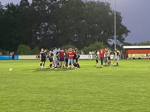 Die Spieler des SC Großschwarzenlohe feierten nach dem Abpfiff die Meisterschaft und den Aufstieg. | Foto: Privat