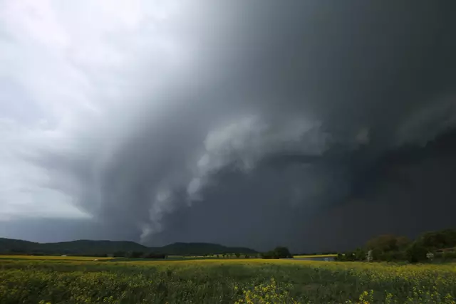 Diese Woche soll es in Bayern erneut wolkig und nass werden.  | Foto: Alexander Wolf/onw-images/dpa (Archivbild)