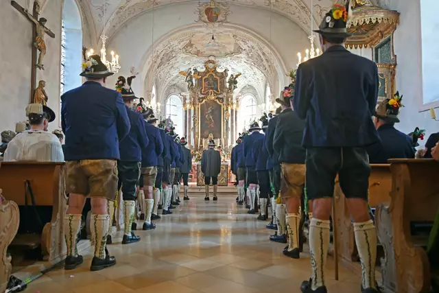 Nur dort, wo im direkten Vergleich mehr Katholiken als Anhänger der evangelischen Kirche leben, ist Mariä Himmelfahrt ein gesetzlicher Feiertag - in den beiden oberfränkischen Gemeinden Seßlach und Marktschorgast ist der 15. August ab diesem Jahr kein Feiertag mehr.  | Foto: Uwe Lein/dpa