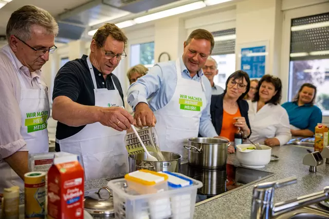 Landrat Bernd Obst (2. v.l.) schwang gemeinsam mit Steins Bürgermeister Kurt Krömer (1.v.l.) sowie dem Bürgermeister von Seukendorf Sebastian Rocholl und Cadolzburgs Bürgermeisterin Sarah Höfler (4.v.l.) den Kochlöffel in der Schulküche der Landwirtschaftsschule in Fürth. | Foto: Landratsamt Fürth