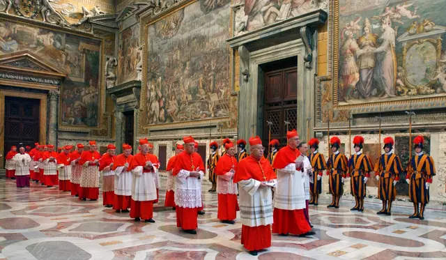 Das Foto zeigt, wie die Kardinäle zu Beginn des Konklaves im Jahr 2005 in einer Prozession zur Sixtinischen Kapelle im Vatikan gehen.  | Foto: Uncredited/Osservatore Romano via AP/dpa (Archivbild)
