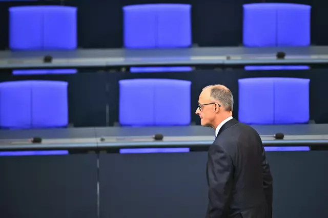 Friedrich Merz ist im ersten Wahlgang nicht zum Bundeskanzler gewählt worden - und der Dax gibt nach. | Foto: Sebastian Gollnow/dpa