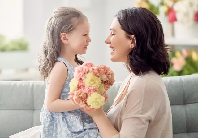 Viele Frauen freuen sich über Blumen, aber nicht alle. Deshalb gibt es für den Muttertag auch viele andere originelle Geschenkideen. | Foto: Adobe Stock / Konstantin Yuganov (Symbolbild)