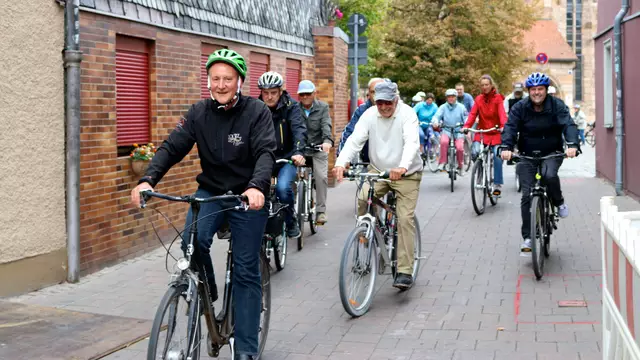 Letztes Jahr hatten OB Jung und seine Begleiter viel Spaß bei der Radltour. Beim STADTRADELN geht es um den Klimaschutz beim Weg zur Arbeit. Foto (Archiv): Willi Ebersberger