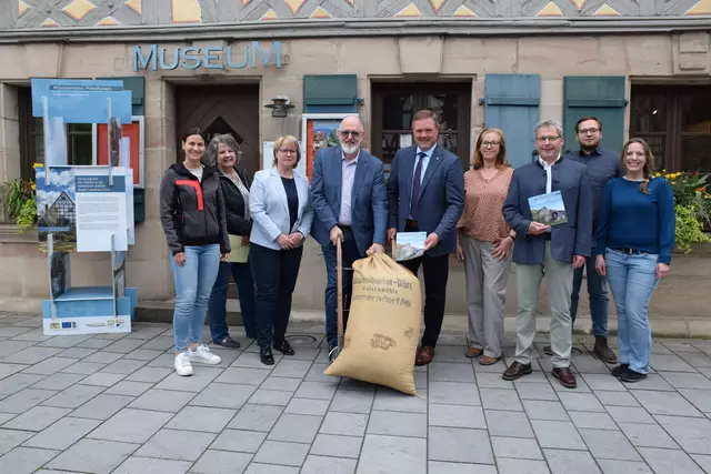Die Ausstellung im Städtischen Museum in Zirndorf eröffnet haben (v.l.n.r.): Nadine Bischoff und Stefanie Mühlfelder, Zirndorf Marketing, Christine Lorber, Leiterin Städtisches Museum Zirndorf, Thomas Zwingel, Bürgermeister Stadt Zirndorf, Landrat Bernd Obst, Pia Grimmeißen-Haider, LAG Romantische Straße, Thomas Liebert, Kreisheimatpfleger, Lars Czuma-Schmidt und Heike Deyhle vom LAG Management Landkreis Fürth. | Foto: Roland Beck