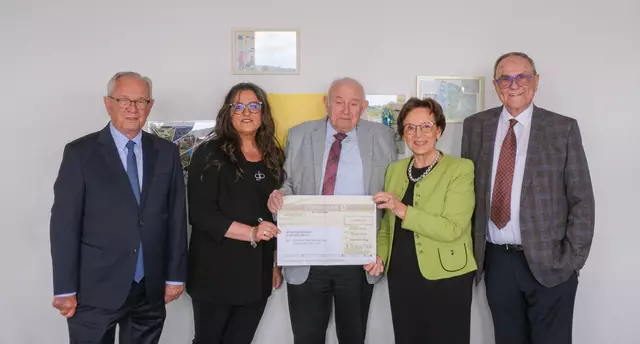 Emilia Müller (2. v. r.), Vorsitzende und Staatsministerin a. D., und Carola Riederer (2. v. l.), Vereinsbetreuerin, freuen sich über die Spende in Höhe von 10.000 Euro für den Betreuungsverein Schwandorf e. V. Stiftungsvorstand Dr. Wilhelm Polster (l.), Stiftungsrat Klaus Teichmann (r.) und der ehemalige bayerische Ministerpräsident Dr. Günther Beckstein (M.) überreichten den Spendenscheck persönlich.  | Foto: © NORMA